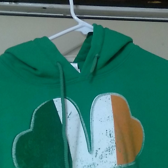 St Patrick's day is soon! Mens L Shamrock hoodie - Picture 3 of 4